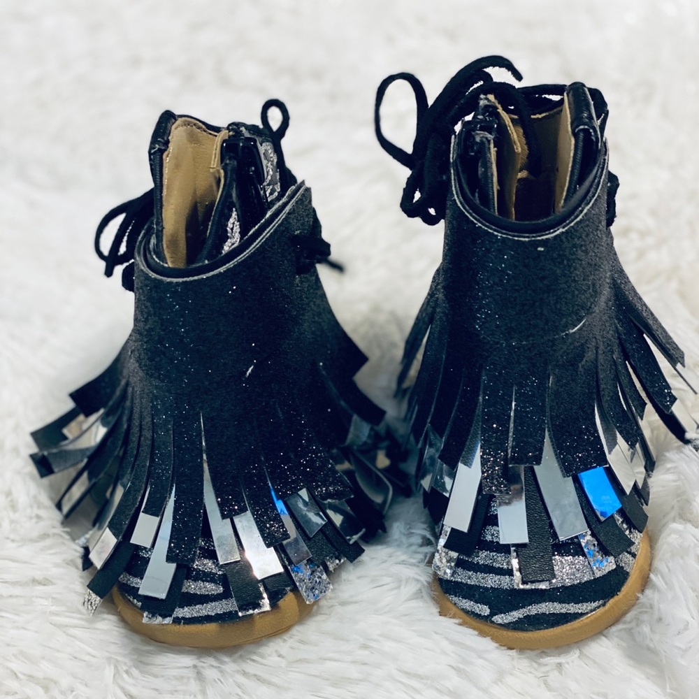 Infant boots with removable fringe